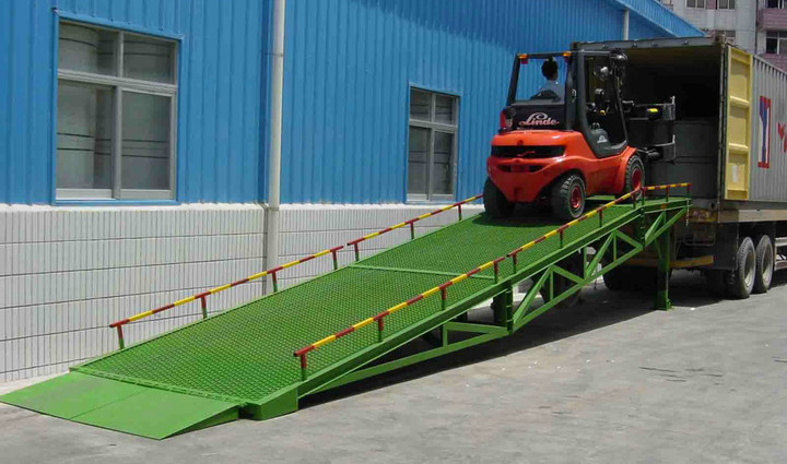 移動式（shì）叉車與集裝箱登車橋