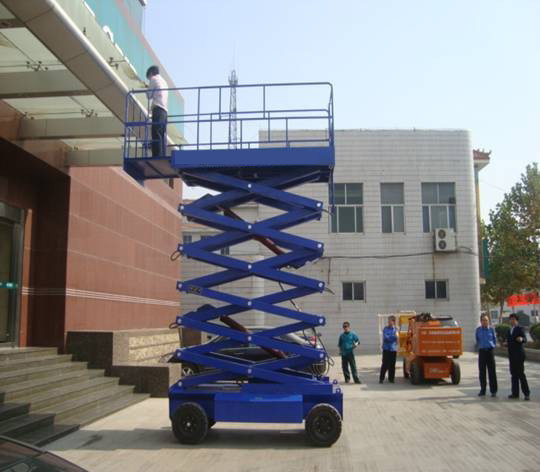 伸（shēn）縮台（tái）麵全自行走升降平台（tái）