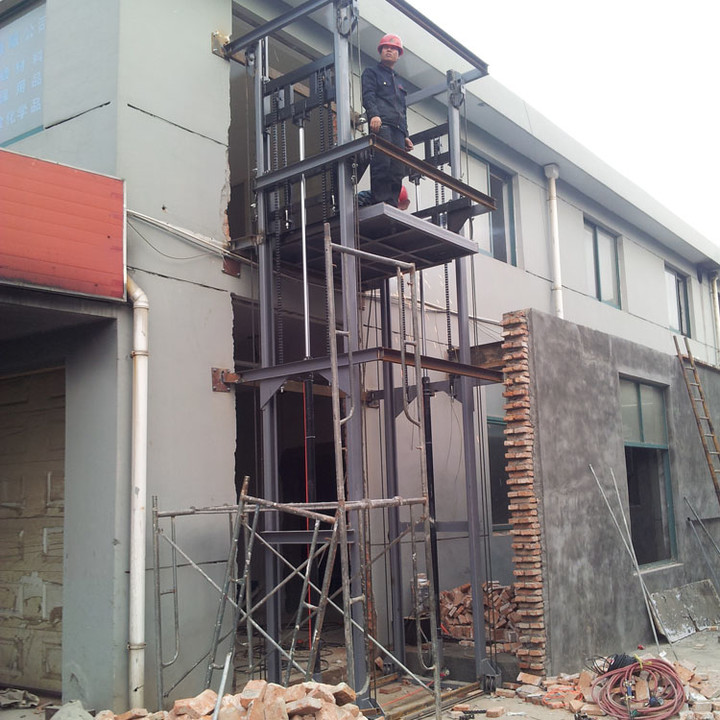 室外2層液壓升（shēng）降貨梯（tī）安裝現場
