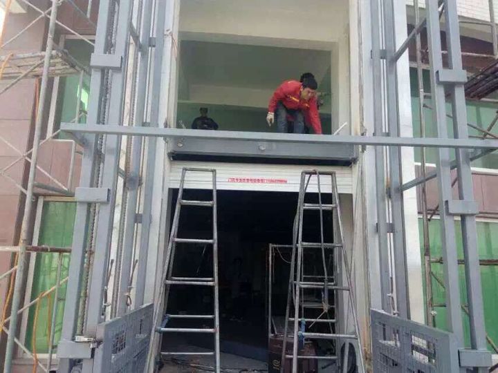 樓層液壓貨梯安裝現（xiàn）場