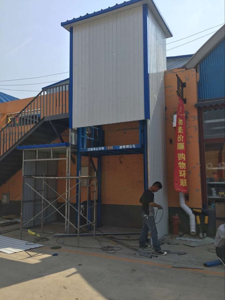 室外封閉升降貨梯安（ān）裝現場